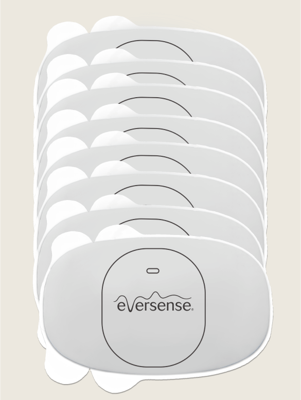 Wei&szlig;e CGM Pflaster mit der Aufschrift &bdquo;Eversense&ldquo; sind horizontal vor einem neutralen Hintergrund angeordnet.