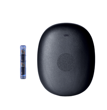 Der Eversense Transmitter befindet sich neben dem kleinen CGM Sensor vor einem Hintergrund mit blau-grauem Farbverlauf.